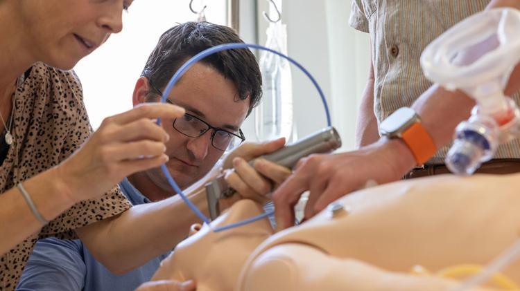 Doctors training on manikin